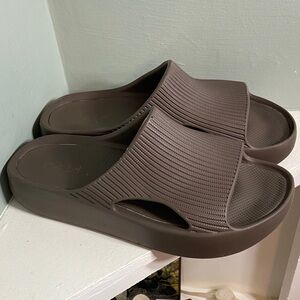 Womens Calia Textured gray/Brown Slides Sandals size 9 flip flops